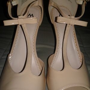 Cream Heels w/ bow size 9